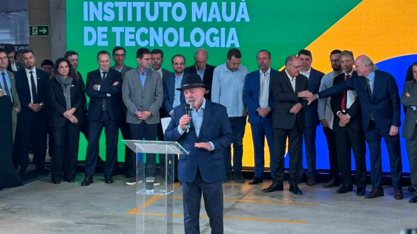 Lula afirma que Brasil não precisa “morrer por conta do petróleo” e defende transição para combustíveis renováveis Lula afirma que Brasil não precisa “morrer por conta do petróleo” e defende transição para combustíveis renováveis