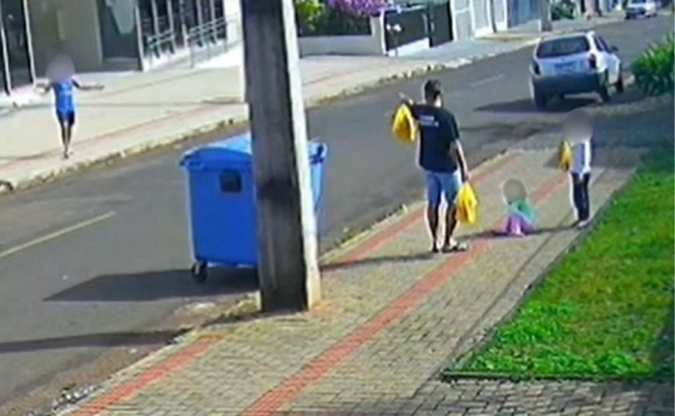 Pai é procurado após câmera registrar agressão brutal contra filha de 3 anos em Francisco Beltrão Pai é procurado após câmera registrar agressão brutal contra filha de 3 anos em Francisco Beltrão