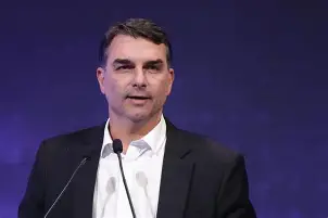 PL aciona TSE e denuncia suposta rede de perfis falsos para atacar Flávio Bolsonaro; campanha pede investigação sobre impulsionamentos milionários PL aciona TSE e denuncia suposta rede de perfis falsos para atacar Flávio Bolsonaro; campanha pede investigação sobre impulsionamentos milionários
