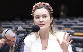 Júlia Zanatta afirma que Michelle Bolsonaro deve disputar o Senado e descarta crise irreversível com Flávio Júlia Zanatta afirma que Michelle Bolsonaro deve disputar o Senado e descarta crise irreversível com Flávio