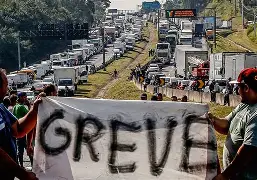 Caminhoneiros iniciam greve nacional e pressionam Senado para votar MP do Piso do Frete Caminhoneiros iniciam greve nacional e pressionam Senado para votar MP do Piso do Frete