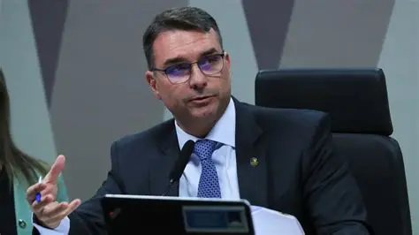 Justiça nega indenização de R$ 61 mil pedida por Flávio Bolsonaro após publicação com acusações nas redes sociais Justiça nega indenização de R$ 61 mil pedida por Flávio Bolsonaro após publicação com acusações nas redes sociais