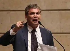 Lindbergh Farias critica novo tarifaço dos EUA e chama Flávio Bolsonaro de “Tariflávio” Lindbergh Farias critica novo tarifaço dos EUA e chama Flávio Bolsonaro de “Tariflávio”