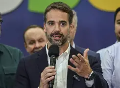 Eduardo Leite veta fim da taxa de licenciamento no RS e mantém cobrança de R$ 114,09 mesmo com documento 100% digital