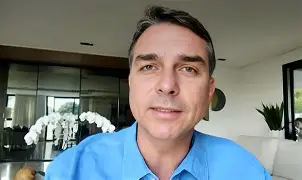 Flávio Bolsonaro chama novas restrições impostas por Moraes a Jair Bolsonaro de “covardes” e acusa ministro de interferir nas eleições Flávio Bolsonaro chama novas restrições impostas por Moraes a Jair Bolsonaro de “covardes” e acusa ministro de interferir nas eleições
