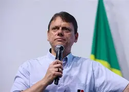 Tarcísio diz confiar nas urnas e se distancia de declaração de Flávio Bolsonaro Tarcísio diz confiar nas urnas e se distancia de declaração de Flávio Bolsonaro