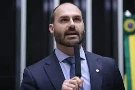 Eduardo Bolsonaro afirma que “não haverá eleição em 2030” se Flávio perder e eleva tom da disputa presidencial Eduardo Bolsonaro afirma que “não haverá eleição em 2030” se Flávio perder e eleva tom da disputa presidencial