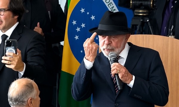 Lula faz gesto com dedo do meio durante evento oficial no Planalto e gera repercussão nas redes