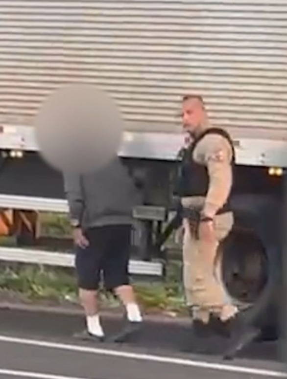 Policial militar é investigado após ser flagrado chutando caminhoneiro durante abordagem no Paraná