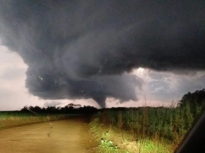 Tornado provoca destruição no Noroeste do Rio Grande do Sul, deixa feridos e destelha centenas de residências
