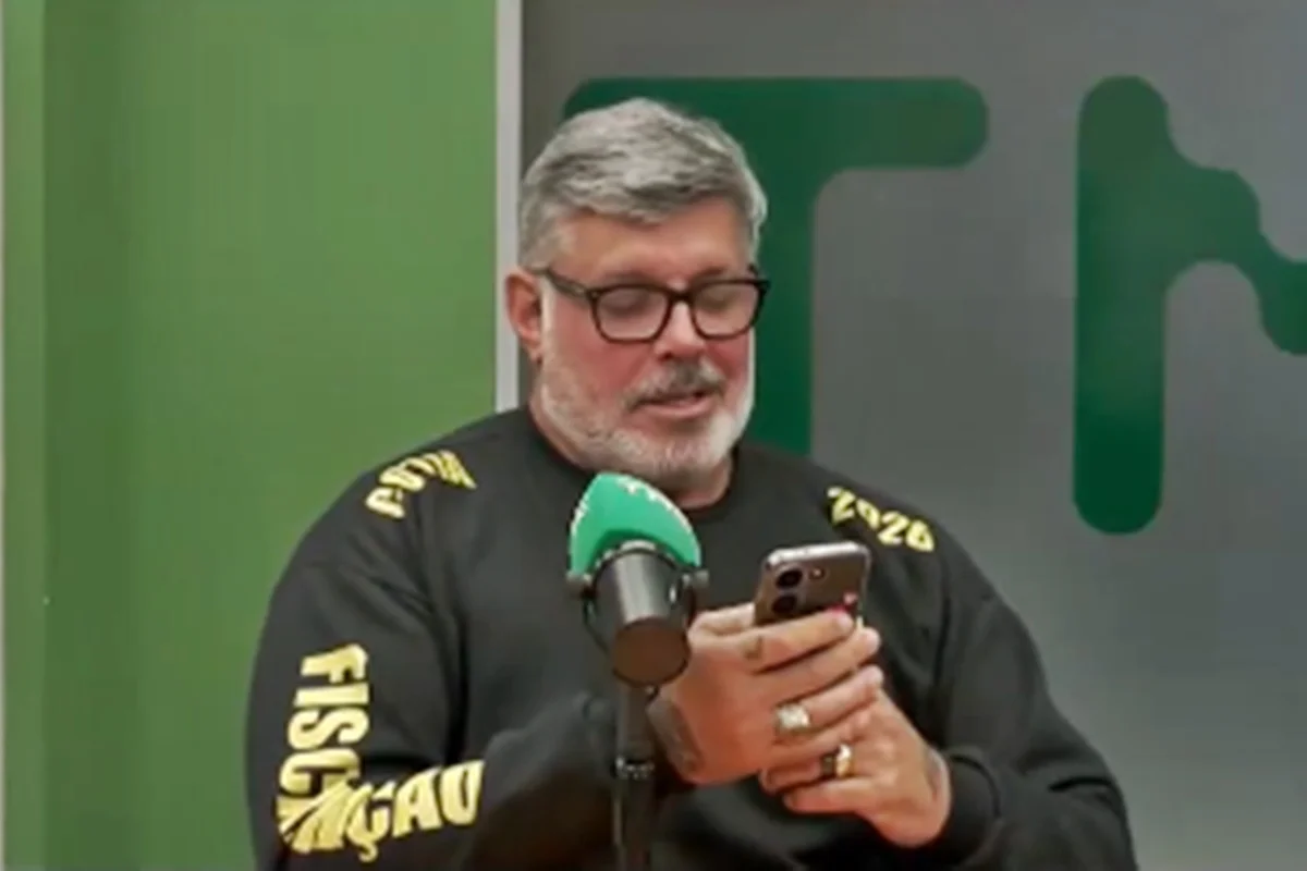 Ligação misteriosa de Alexandre Frota ao vivo provoca suspeitas sobre possível contato com Bolsonaro Ligação misteriosa de Alexandre Frota ao vivo provoca suspeitas sobre possível contato com Bolsonaro