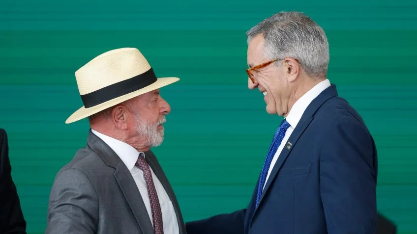 Lula sanciona lei que cria estratégia industrial da saúde para reduzir dependência externa Lula sanciona lei que cria estratégia industrial da saúde para reduzir dependência externa
