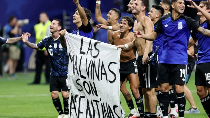 Argentina exibe bandeira das Malvinas após semifinal contra a Inglaterra e pode enfrentar investigação da FIFA