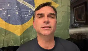 Flávio Bolsonaro nega ter recebido R$ 1,5 milhão de empresa ligada a Vorcaro e afirma que “não há absolutamente nada de errado” Flávio Bolsonaro nega ter recebido R$ 1,5 milhão de empresa ligada a Vorcaro e afirma que “não há absolutamente nada de errado”