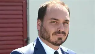 Carlos Bolsonaro critica militarização do governo Bolsonaro e provoca reação de generais: “Foi um dos maiores erros”