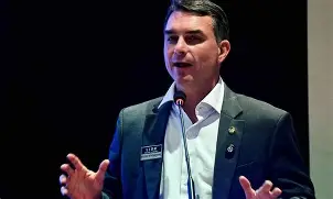 Flávio Bolsonaro condena declaração de Paulo Figueiredo sobre mulheres e reforça apoio a Michelle Flávio Bolsonaro condena declaração de Paulo Figueiredo sobre mulheres e reforça apoio a Michelle