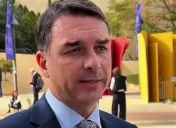 Flávio Bolsonaro chega aos EUA para audiência sobre tarifaço e diz que defenderá empresas brasileiras