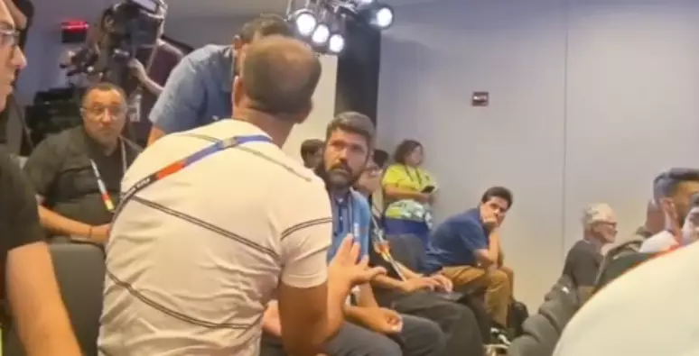 Repórter da Globo explica discussão em coletiva da Copa e diz que reagiu após jornalista segurar seu braço Repórter da Globo explica discussão em coletiva da Copa e diz que reagiu após jornalista segurar seu braço