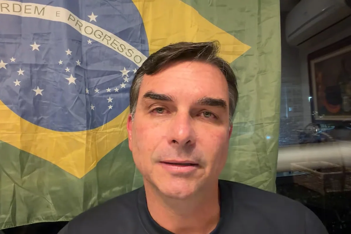 Flávio Bolsonaro agradece à OAB após entidade pedir ao STF autorização para visitar Jair Bolsonaro como advogado
