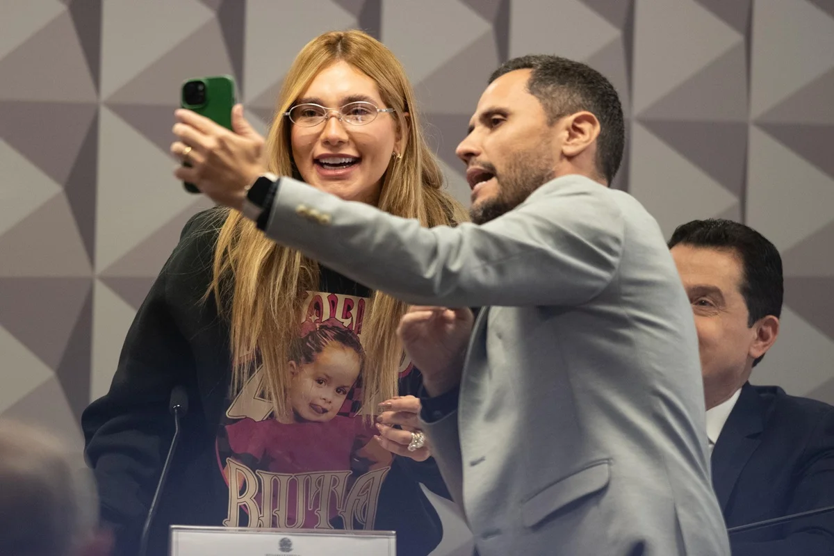 Cleitinho diz que errou ao pedir foto com Virginia Fonseca na CPI das Bets: “Fui um idiota” Cleitinho diz que errou ao pedir foto com Virginia Fonseca na CPI das Bets: “Fui um idiota”
