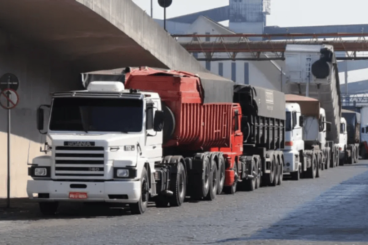 Greve dos caminhoneiros termina em confronto com PM no Porto de Santos; manifestação pressiona Senado por mudanças na MP do Frete Greve dos caminhoneiros termina em confronto com PM no Porto de Santos; manifestação pressiona Senado por mudanças na MP do Frete