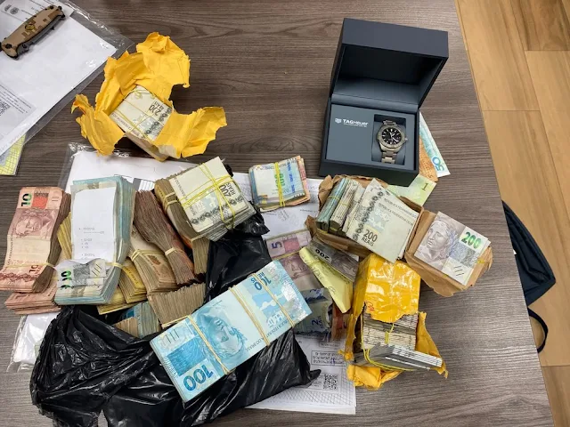 PF encontra R$ 450 mil escondidos sob sofá em operação contra suposto esquema de corrupção na saúde do Rio de Janeiro PF encontra R$ 450 mil escondidos sob sofá em operação contra suposto esquema de corrupção na saúde do Rio de Janeiro