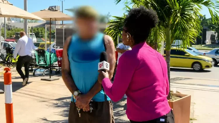 Entrevistado critica a Globo durante reportagem ao vivo e surpreende repórter no RJ1 Entrevistado critica a Globo durante reportagem ao vivo e surpreende repórter no RJ1