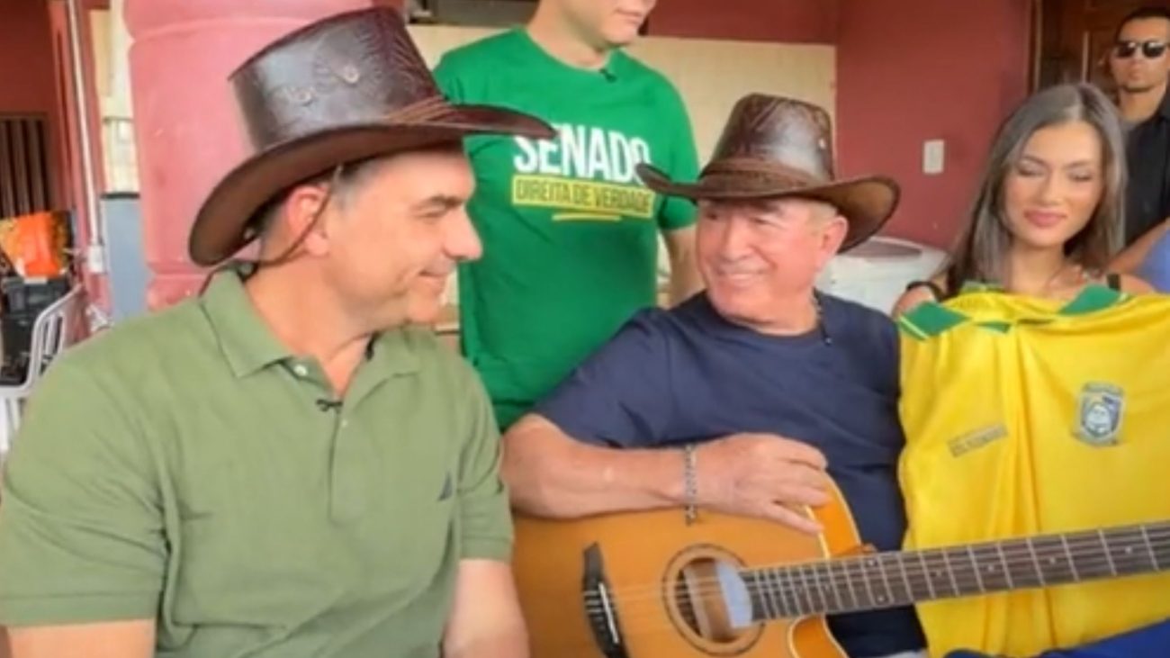 Flávio Bolsonaro visita Amado Batista em Goiás e recebe apoio público durante encontro reservado