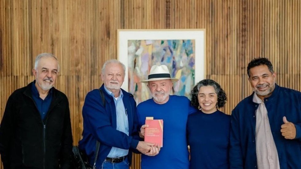 Lula recebe dirigentes do MST para discutir apoio à Venezuela e reacende debate sobre influência do movimento no governo
