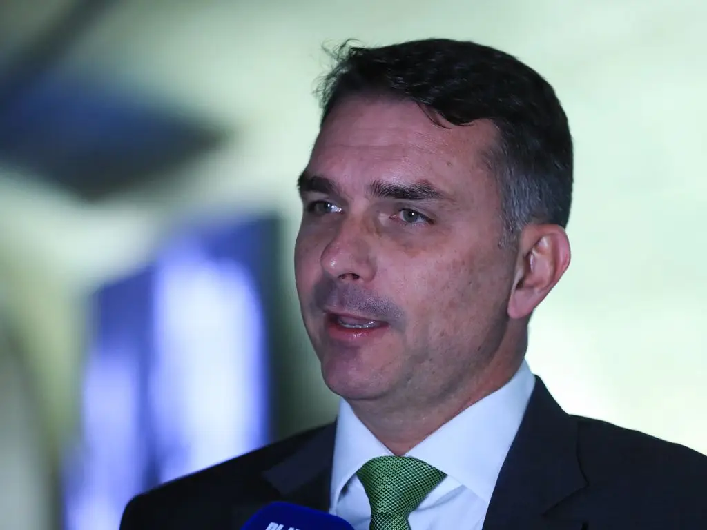 Flávio Bolsonaro volta a responsabilizar Lula por tarifa de 25% dos EUA e reforça discurso contra o governo Flávio Bolsonaro volta a responsabilizar Lula por tarifa de 25% dos EUA e reforça discurso contra o governo