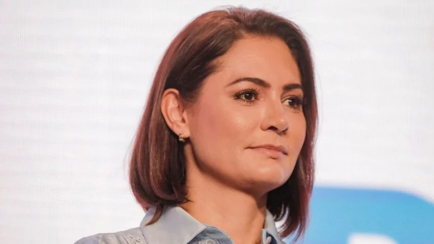 Michelle Bolsonaro elogia política do governo Lula para educação bilíngue de surdos em meio à crise com Flávio Bolsonaro