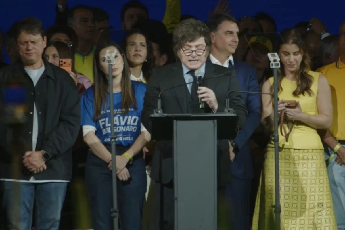Milei participa de convenção do PL em São Paulo, endossa coro contra Lula e declara apoio a Flávio Bolsonaro