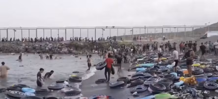 Crise migratória em Ceuta: vídeos mostram chegada em massa de migrantes e Espanha reforça segurança na fronteira Crise migratória em Ceuta: vídeos mostram chegada em massa de migrantes e Espanha reforça segurança na fronteira