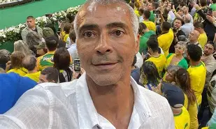 Após críticas nas redes, Romário abre mão do salário de senador durante a Copa e mantém mandato exercido dos Estados Unidos