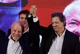 Com Lula ao lado, PT oficializa Haddad e transforma eleição de São Paulo em disputa nacional