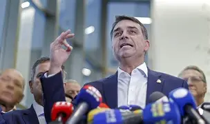 Flávio Bolsonaro participa de audiência nos EUA, defende o Pix e pede suspensão de tarifa de 25% contra produtos brasileiros