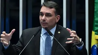 Flávio Bolsonaro diz estar aberto ao diálogo com Michelle e aposta em reconciliação antes da campanha presidencial