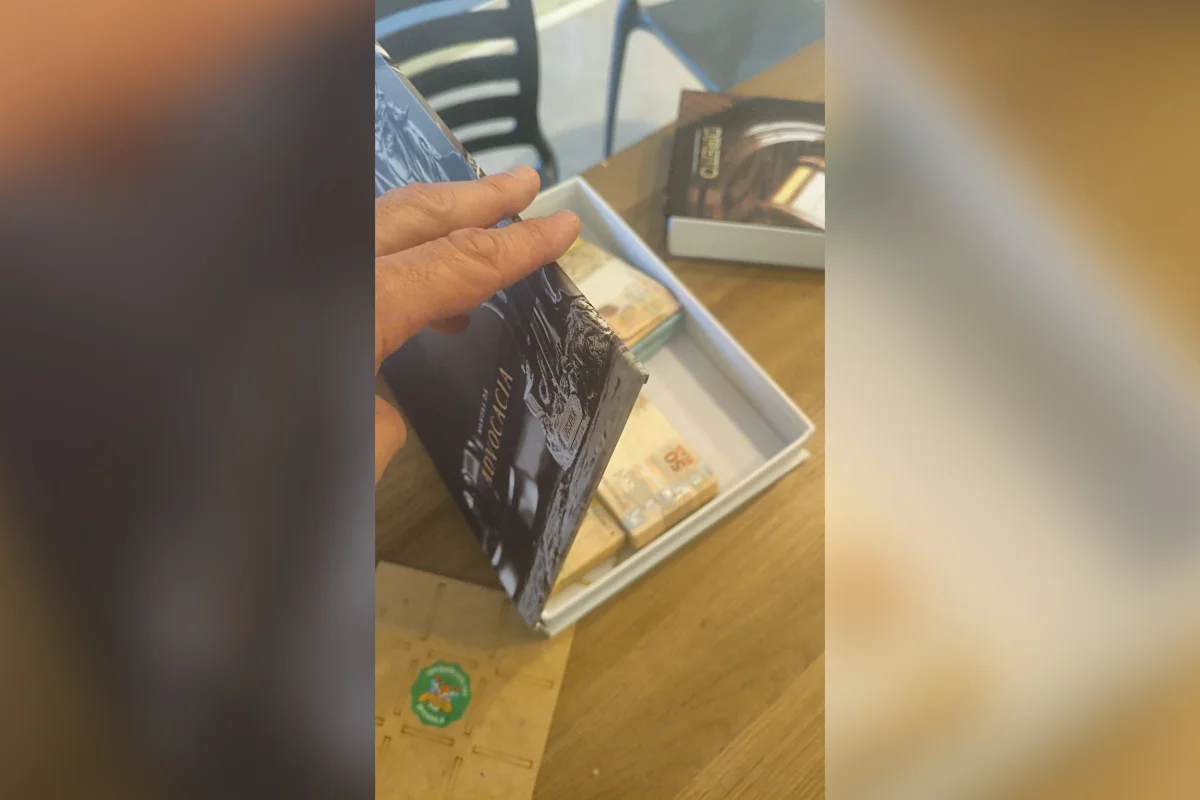 PF encontra dinheiro escondido em livro falso na casa de advogado alvo de operação nesta quarta