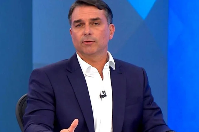 Flávio Bolsonaro diz que Pix é “inegociável” e acusa Lula de ter “cavado com força” o tarifaço dos Estados Unidos