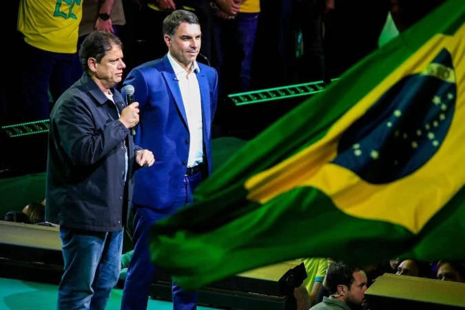 Tarcísio sai em defesa de Flávio Bolsonaro e diz que relação com Daniel Vorcaro está esclarecida