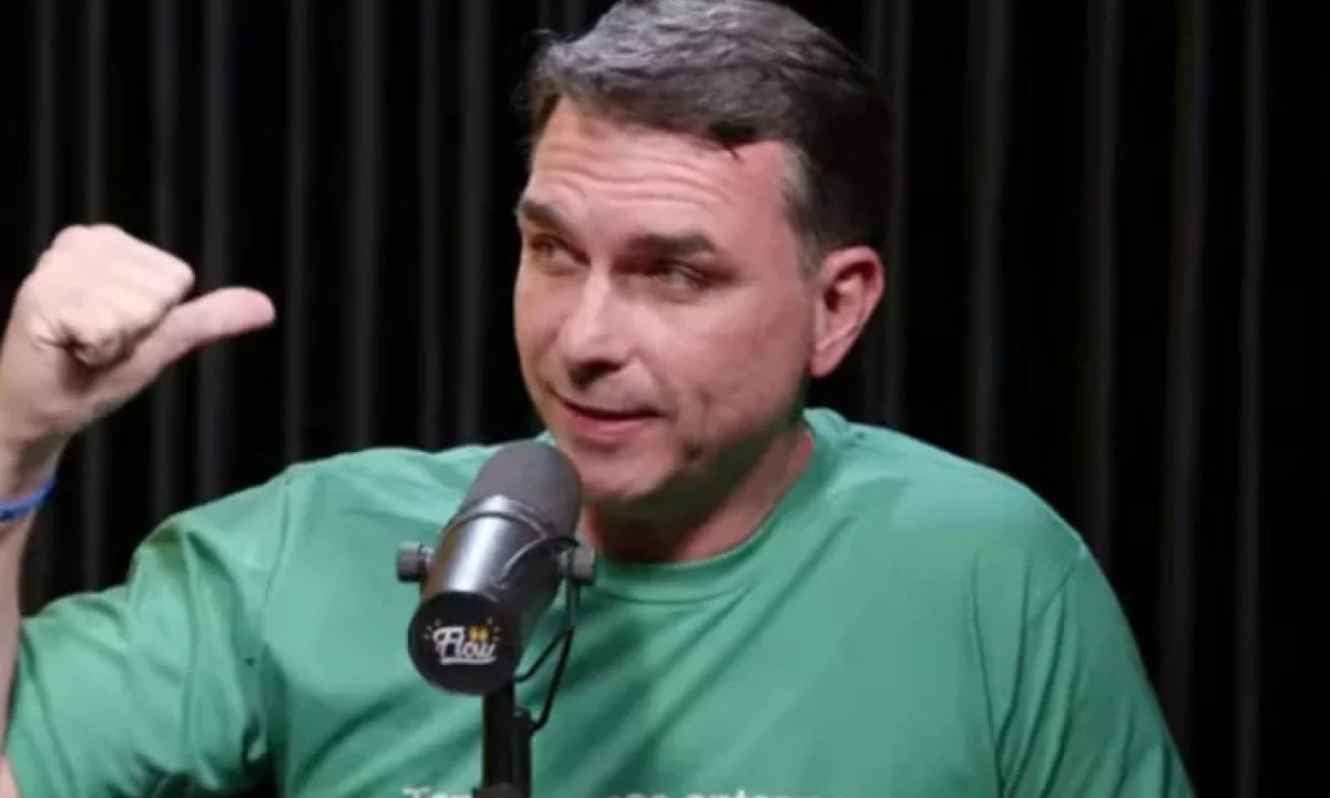 Flávio Bolsonaro questiona atuação da PF em investigação sobre filho de Lula e afirma, sem apresentar provas, que haveria favorecimento político