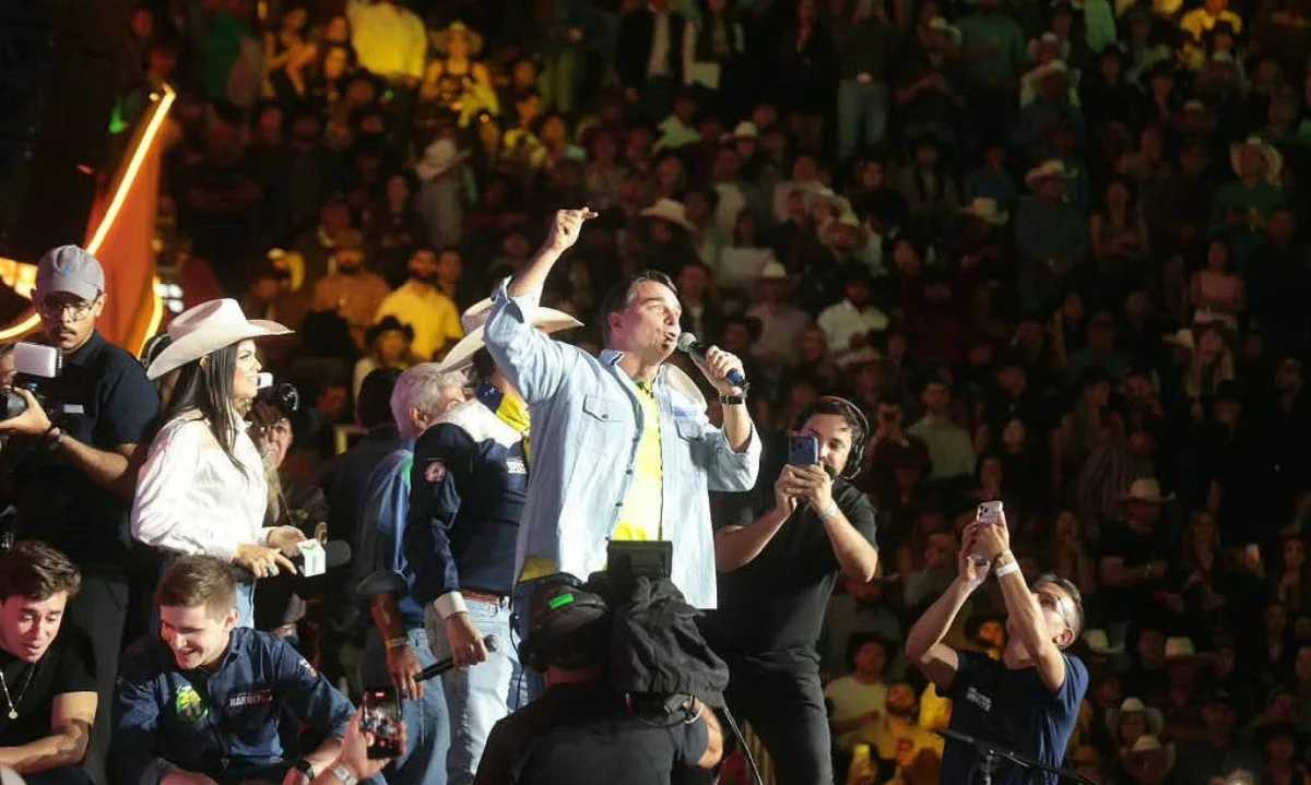 Flávio Bolsonaro é ovacionado em Barretos e transforma palco da Festa do Peão em tribuna de defesa do agronegócio Flávio Bolsonaro é ovacionado em Barretos e transforma palco da Festa do Peão em tribuna de defesa do agronegócio