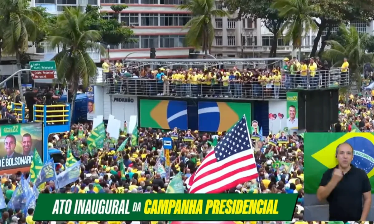 Bandeiras dos Estados Unidos marcam primeiro ato de campanha de Flávio Bolsonaro em Copacabana