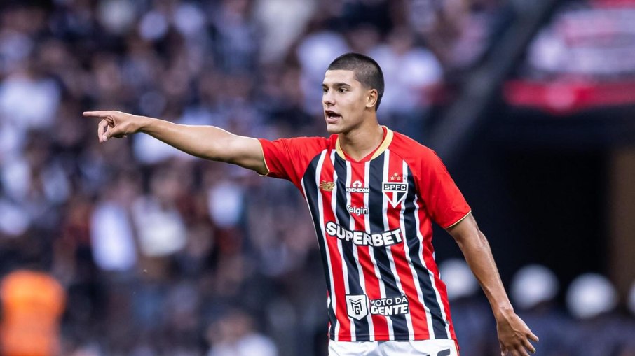 Câmeras registram momento em que jogador do São Paulo atropela e mata idoso em Barueri