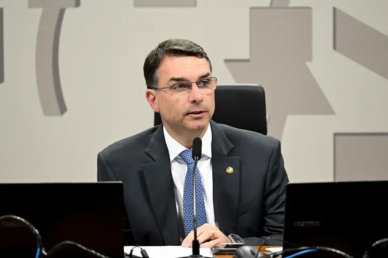 Flávio Bolsonaro articula reação contra fim da escala 6×1 e transforma debate trabalhista em frente de batalha eleitoral
