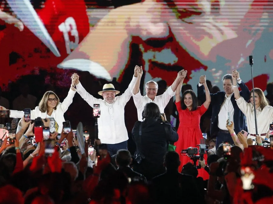 Lula é corrigido por Janja após comentário sobre gravidez na adolescência durante convenção do PT