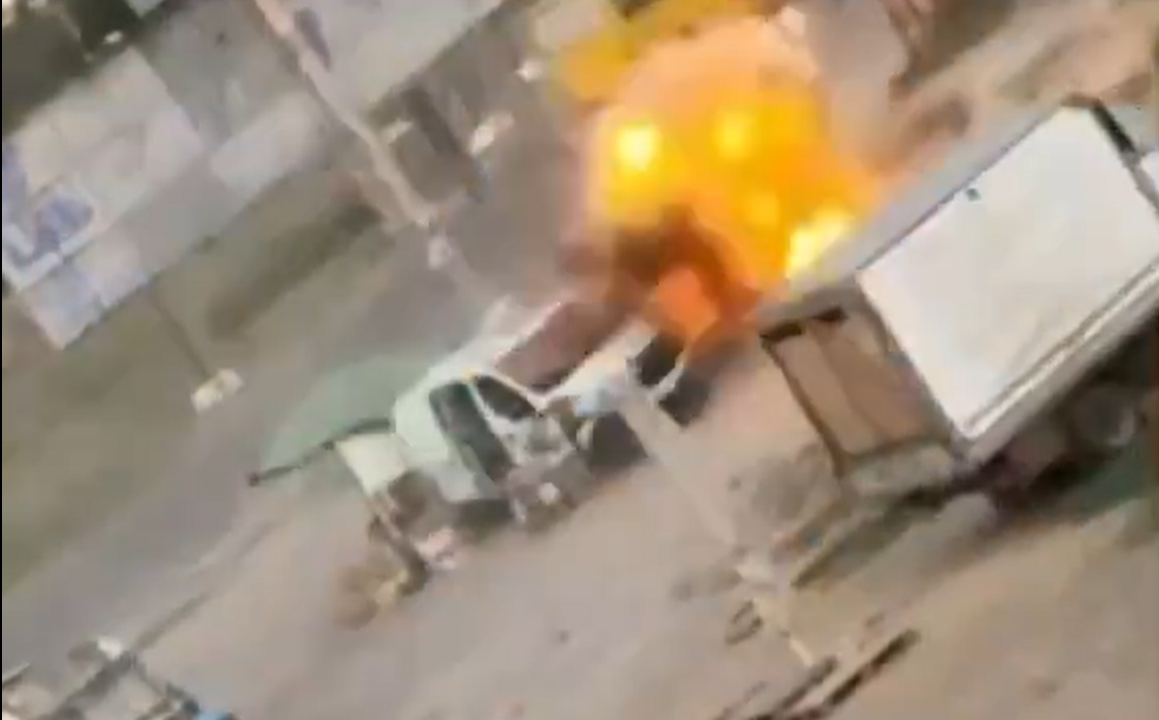 Vídeo mostra homem ucraniano sendo perseguido por drone antes de ser atingido em ataque em Kherson Vídeo mostra homem ucraniano sendo perseguido por drone antes de ser atingido em ataque em Kherson