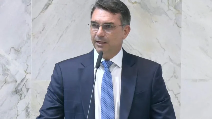 Flávio Bolsonaro reage a repasses de lobista a ex-assessor de Lula e amplia críticas sobre caso envolvendo INSS Flávio Bolsonaro reage a repasses de lobista a ex-assessor de Lula e amplia críticas sobre caso envolvendo INSS