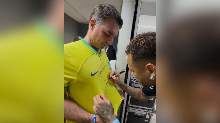Neymar autografa camisa da Seleção para Flávio Bolsonaro antes de Vasco x Santos Neymar autografa camisa da Seleção para Flávio Bolsonaro antes de Vasco x Santos