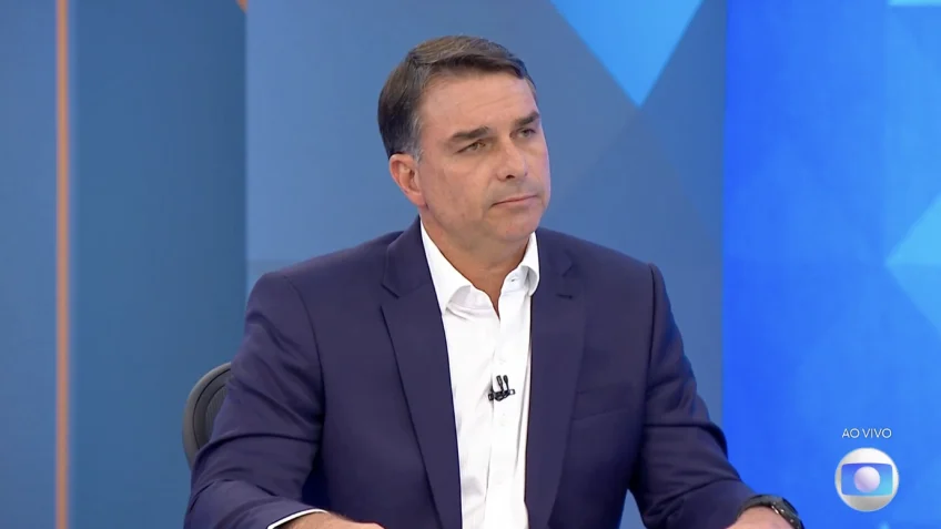 Flávio Bolsonaro afirma que respeitará resultado das urnas e tenta afastar dúvidas sobre transição de poder Flávio Bolsonaro afirma que respeitará resultado das urnas e tenta afastar dúvidas sobre transição de poder